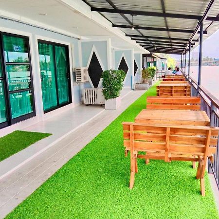 Chaiyai River Front Hotel Сичон Экстерьер фото