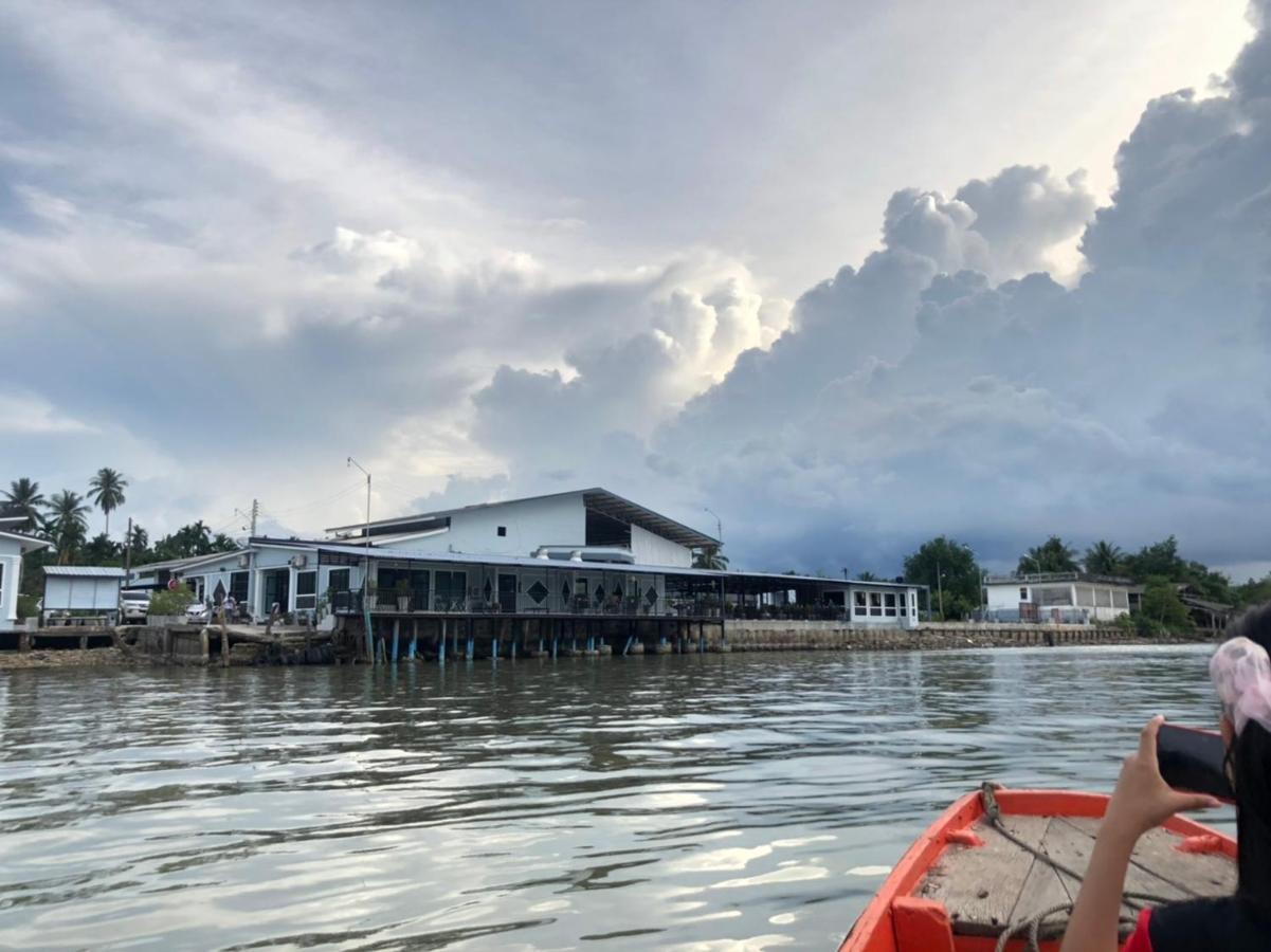 Chaiyai River Front Hotel Сичон Экстерьер фото