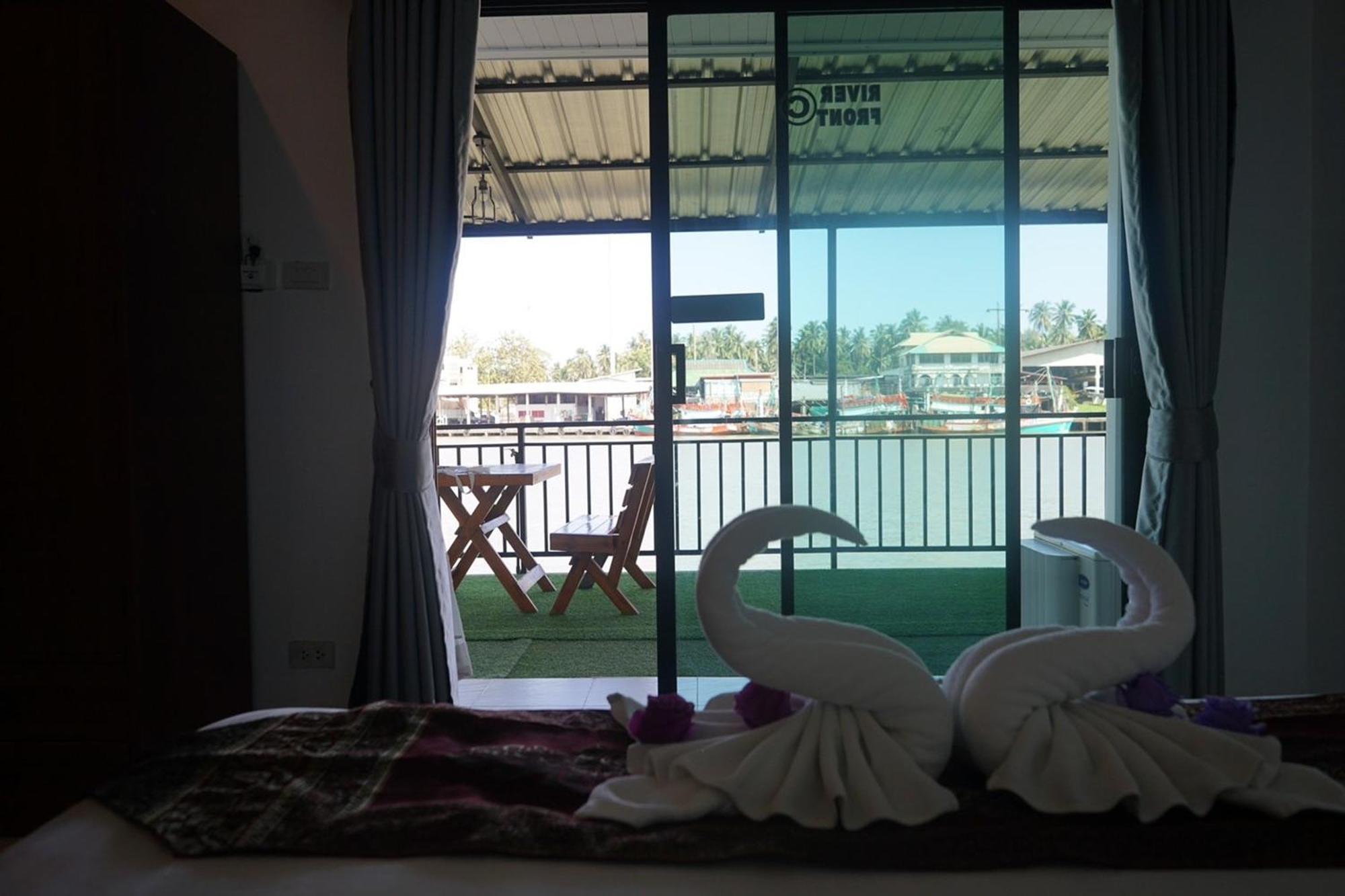 Chaiyai River Front Hotel Сичон Экстерьер фото