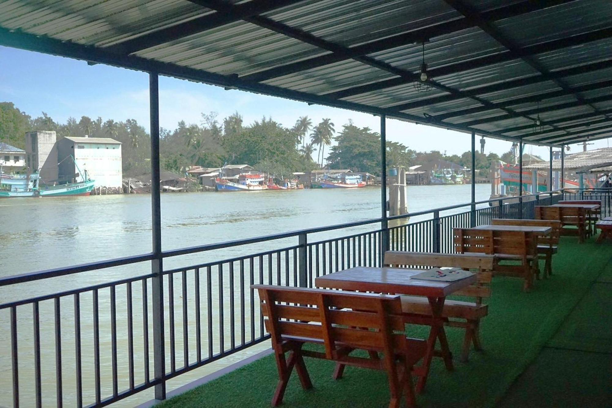 Chaiyai River Front Hotel Сичон Экстерьер фото